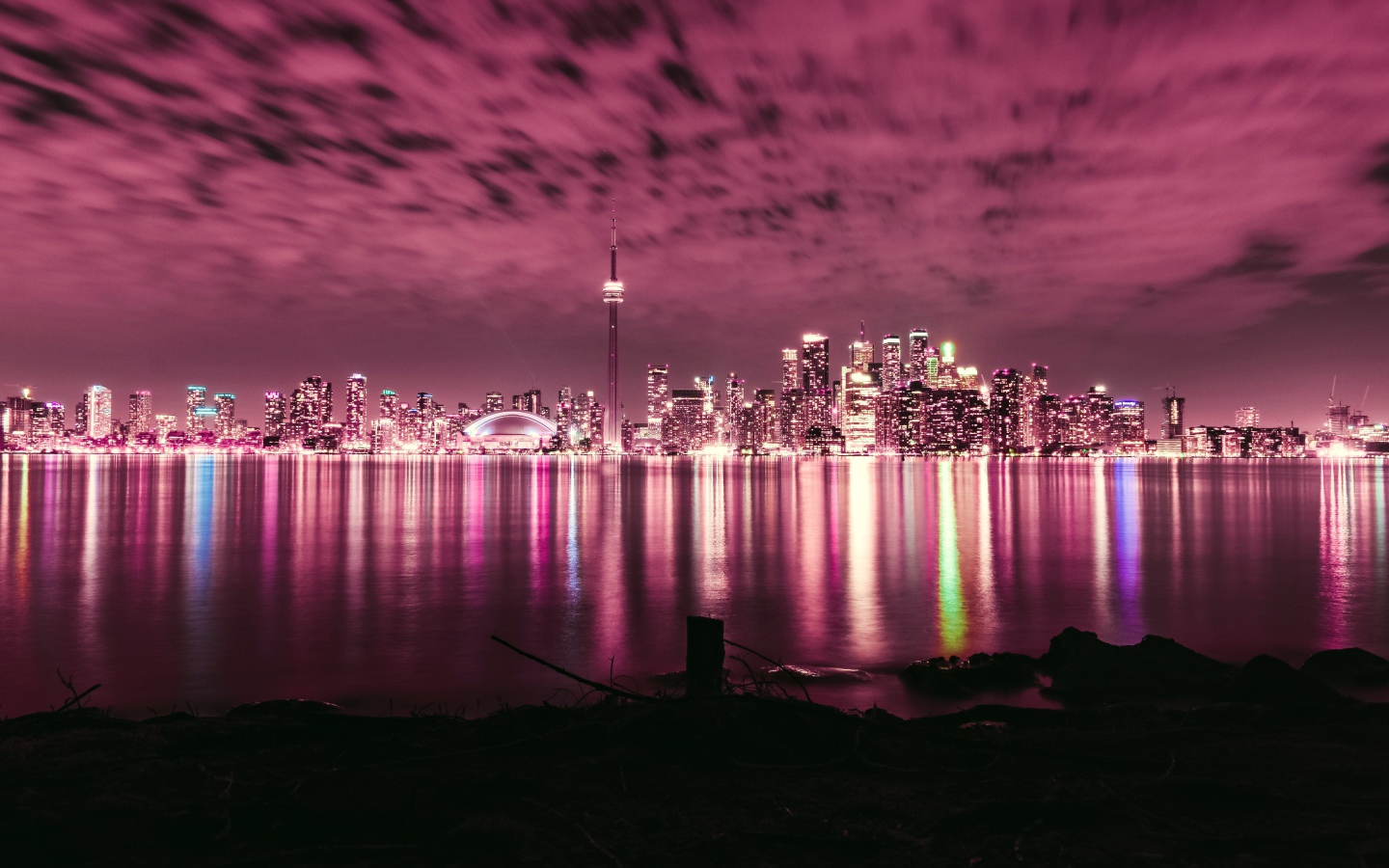 Ночной город под голубым небом отражается в воде 