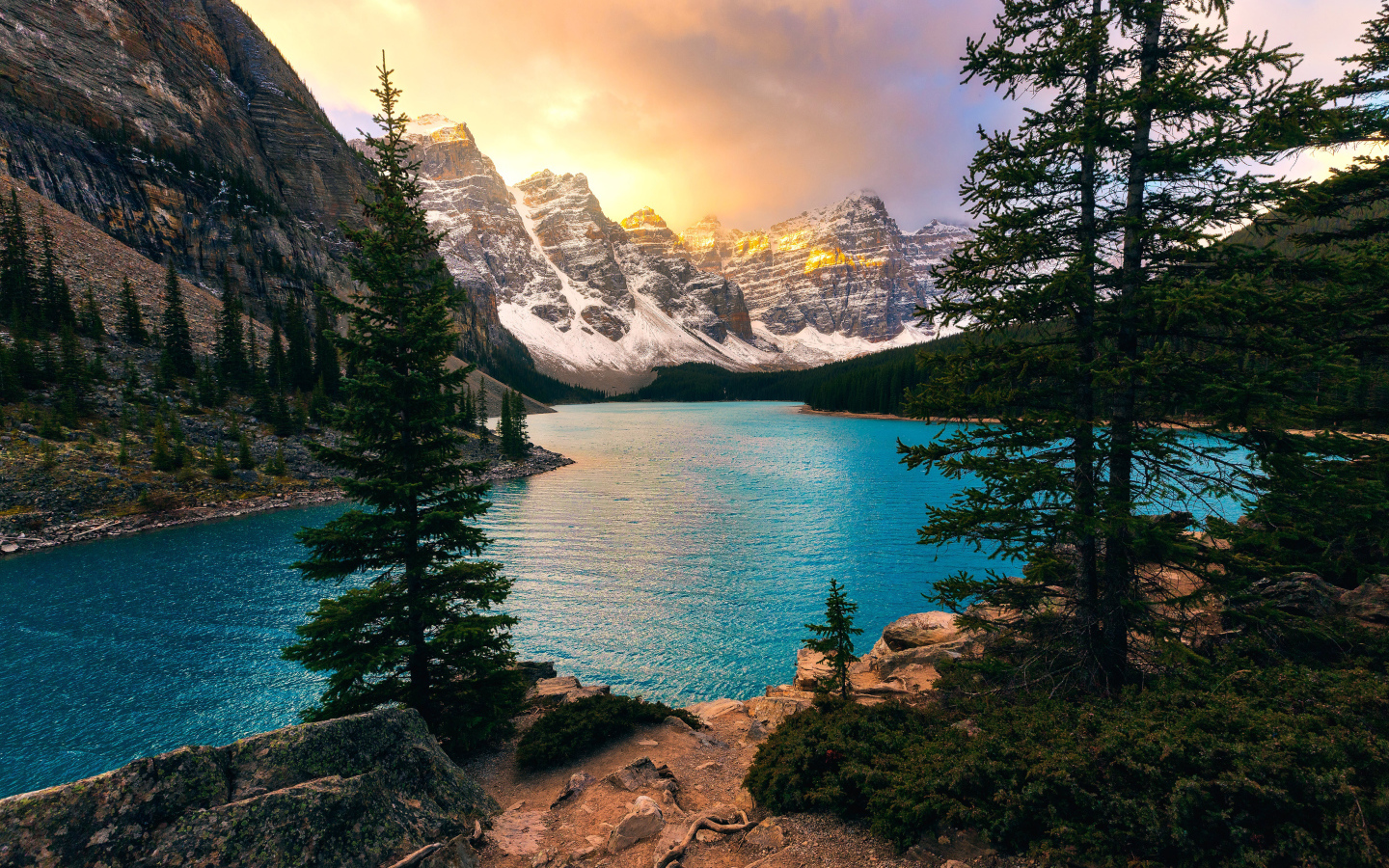 Красивая голубая вода озера Морейн в горах,  Канада