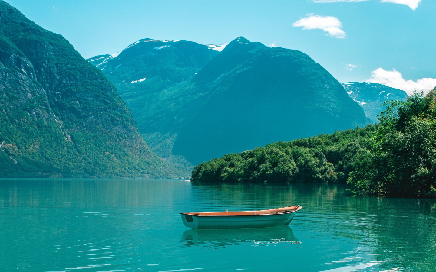 Лодка в воде озера в горах 