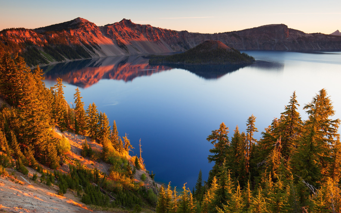 Небо отражается в горном озере в лучах солнца