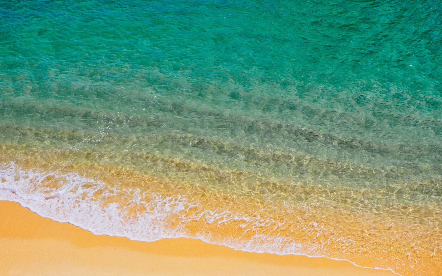 Голубая вода на желтом морском песке