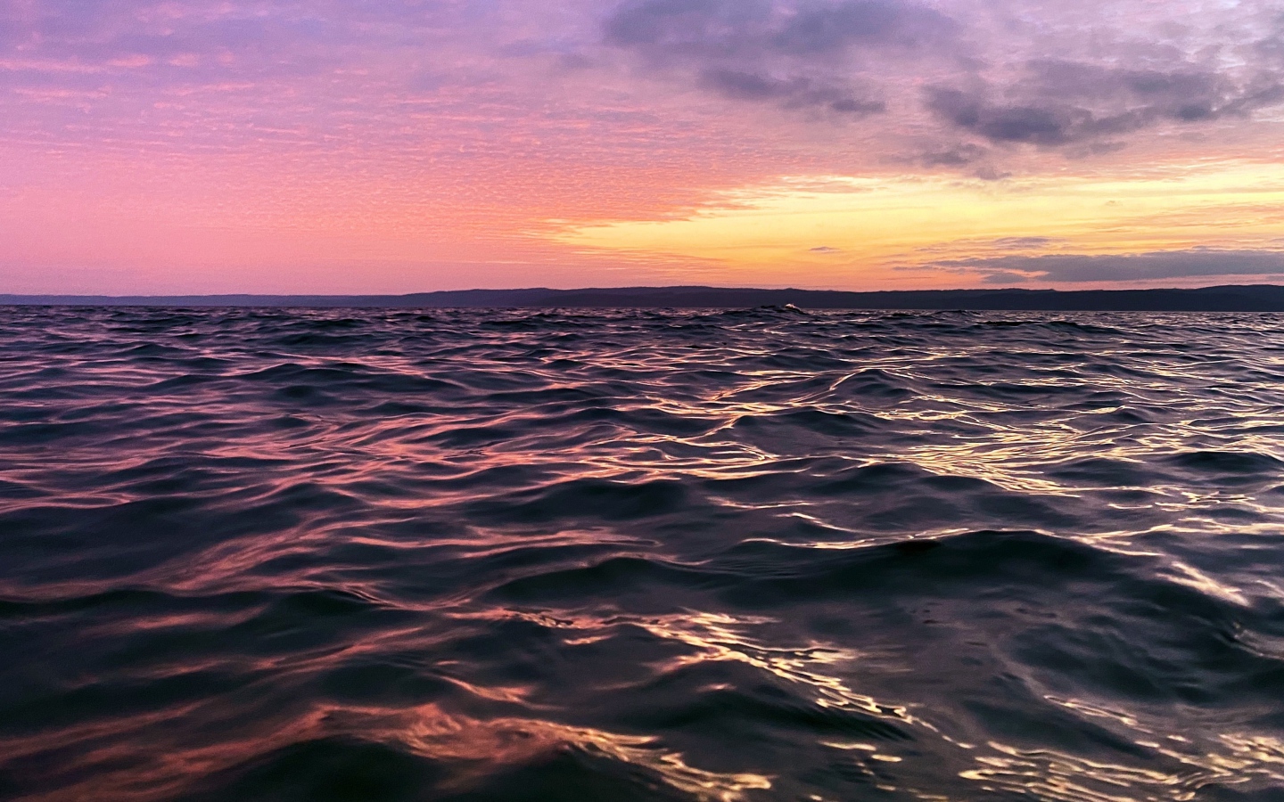 Розовый закат солнца над спокойным море