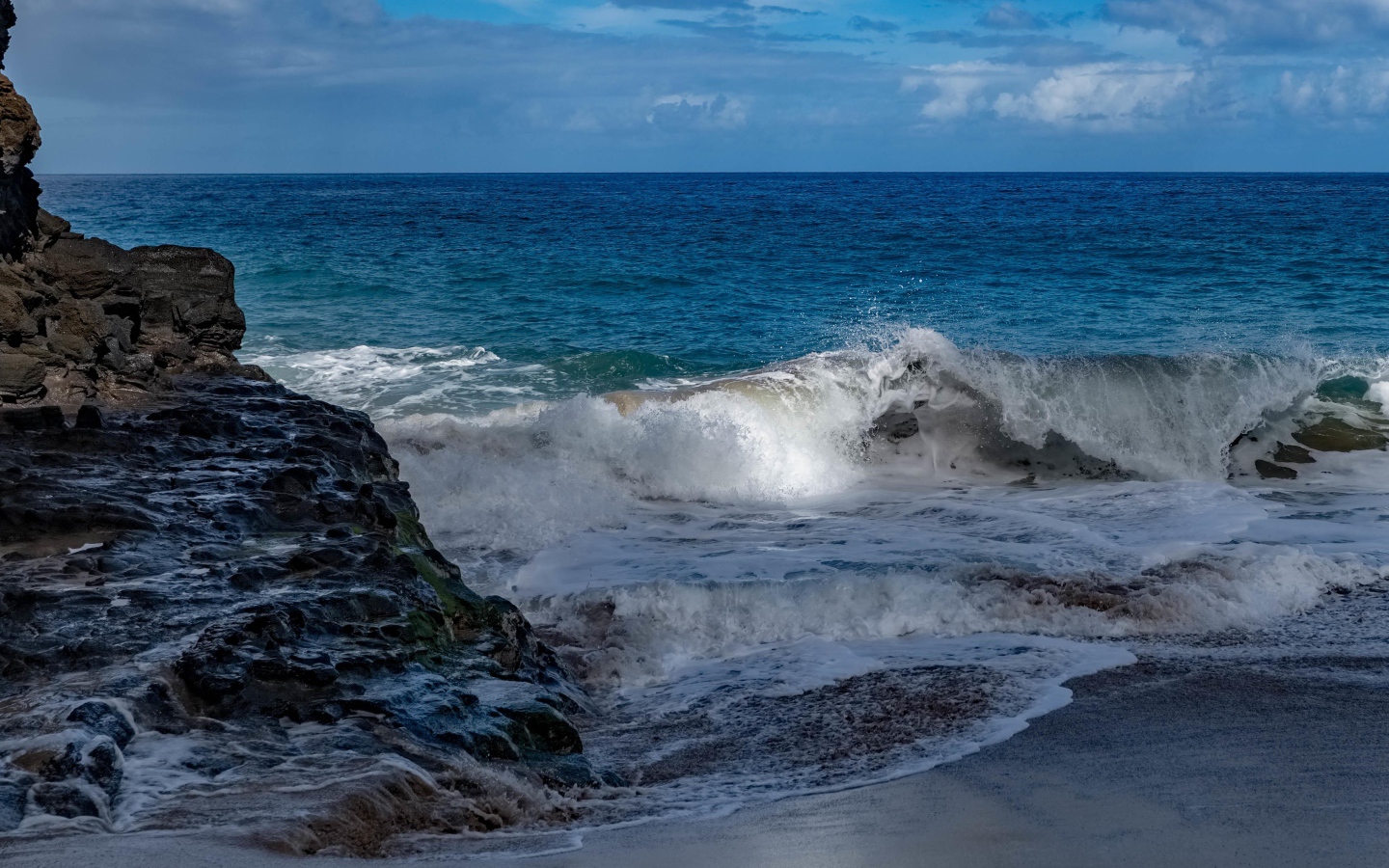 Бушующие белые волны в море у скал 