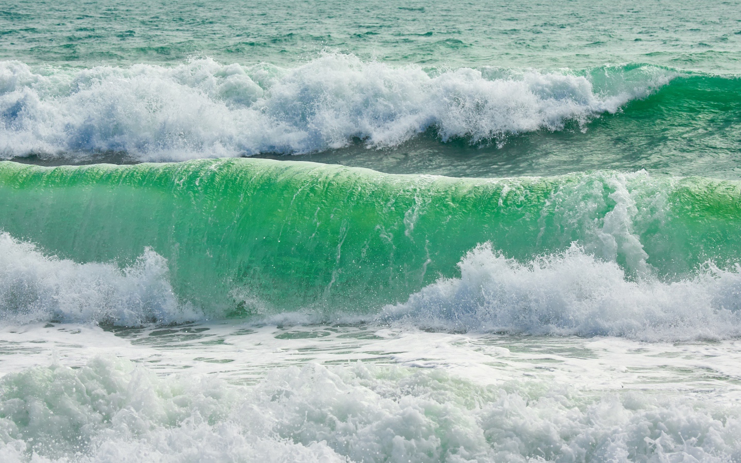 Бушующие белые морские волны 