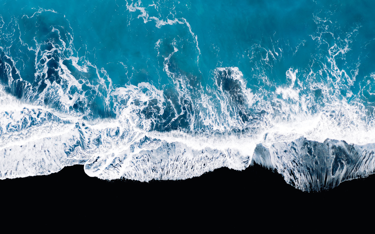 Вид сверху на голубой океан 