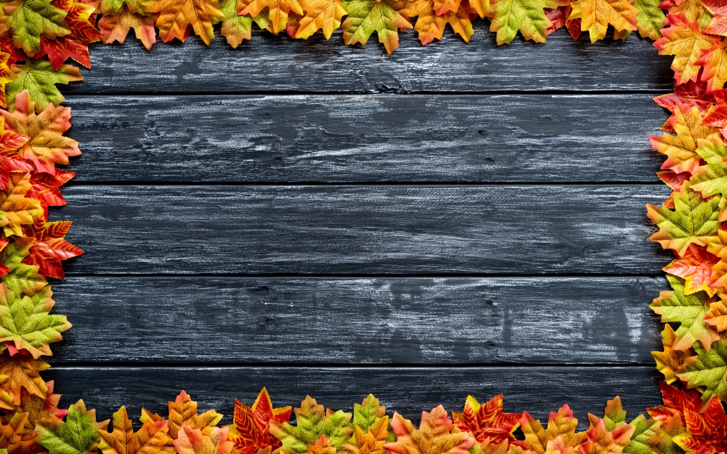 Серый деревянный фон с желтыми осенними листьями