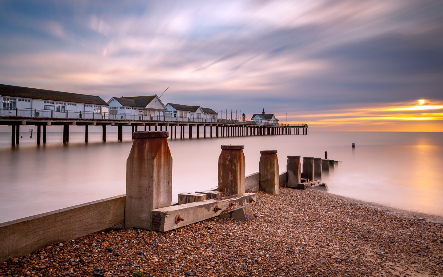 Дома на мосту в спокойной море на закате 
