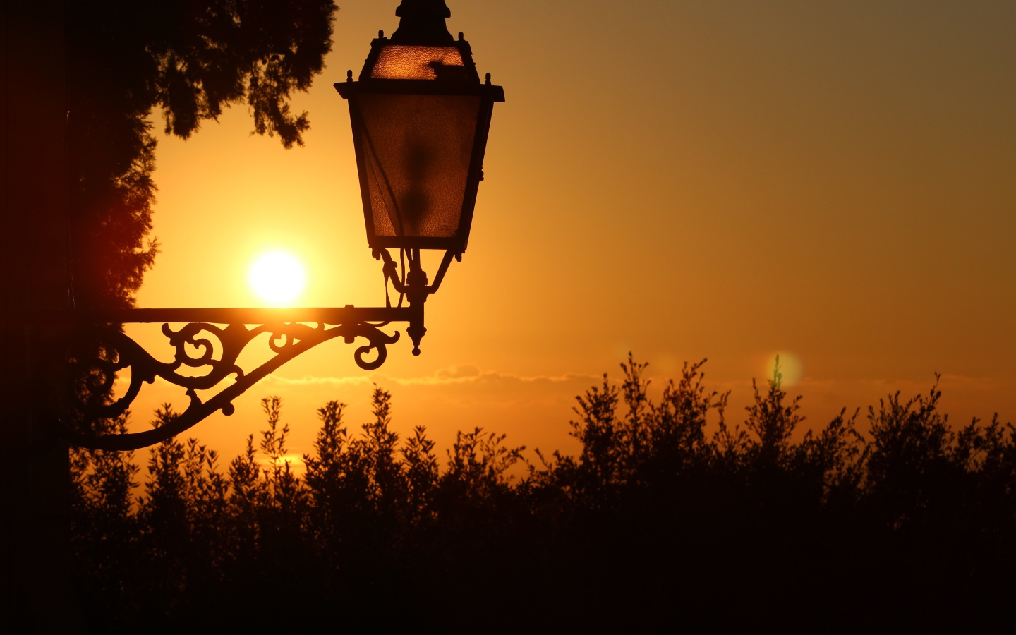 Фонарь на дома на закате солнца