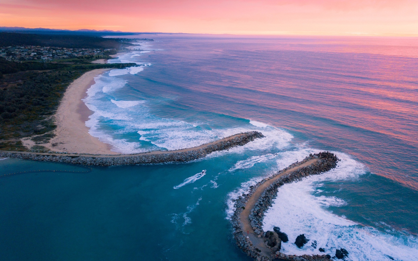 Розовый закат над океаном