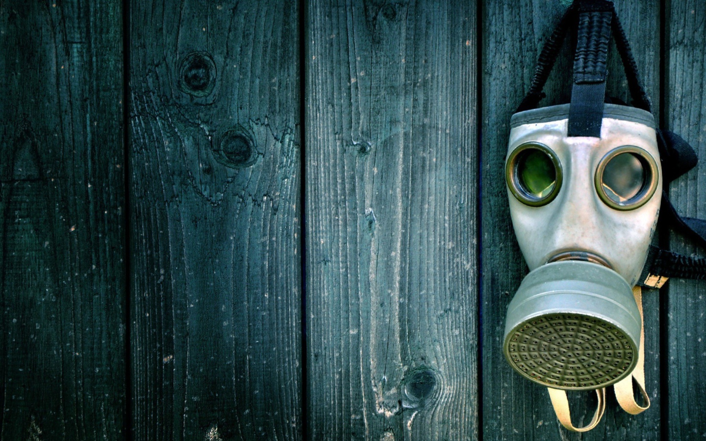 Противогаз висит на деревянное стене, пандемия covid-19