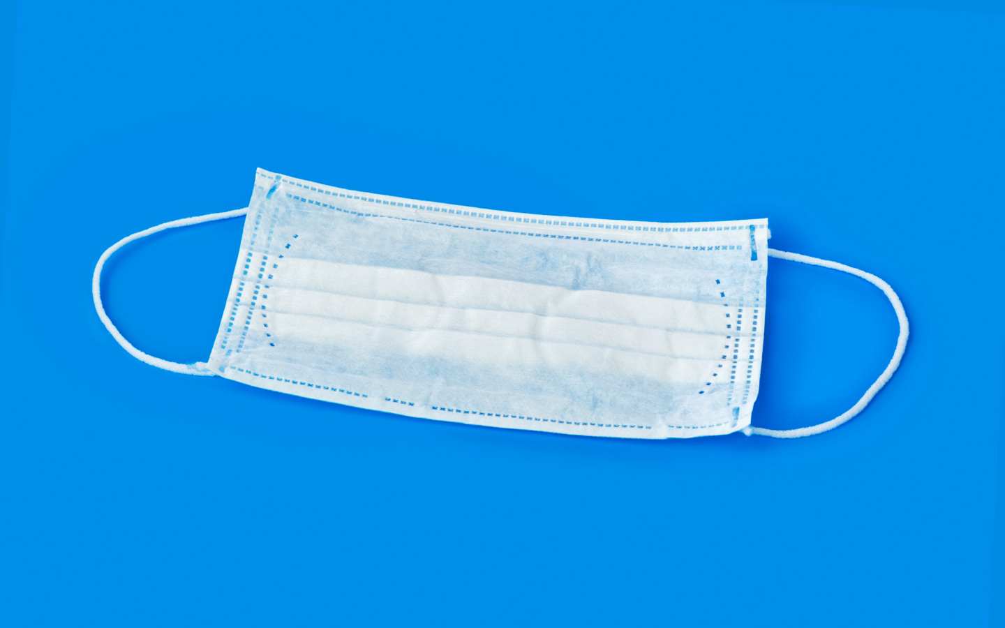 Медицинская маска на голубом фоне