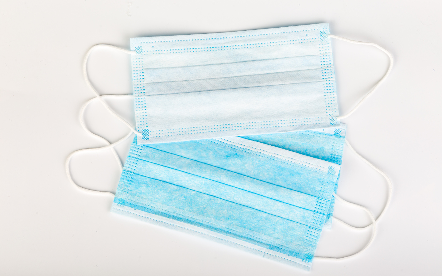 Медицинские маски на сером фоне, коронавирус covid-19