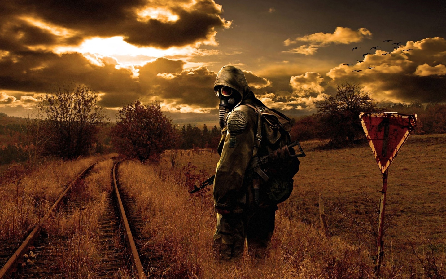 Сталкер в противогазе на рельсах, коронавирус 2020