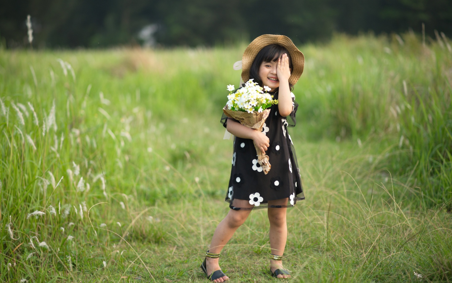 Маленькая девочка с букетом закрыла глаз 