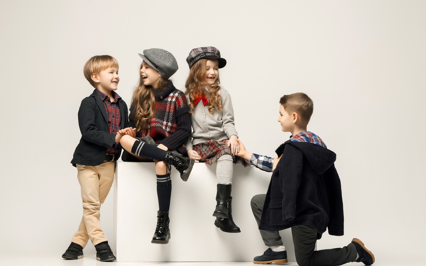 Маленькие стильные дети на сером фоне