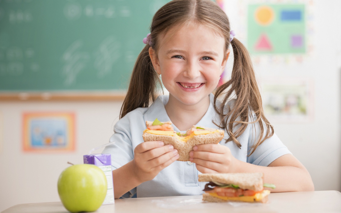 Улыбающаяся девушка школьница в столовой 