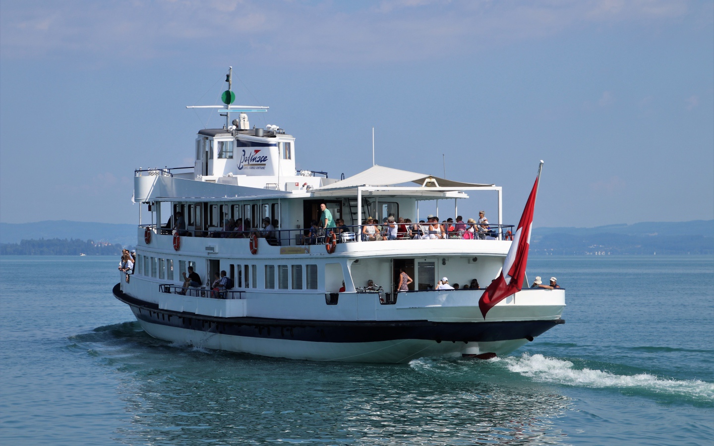 Круизный теплоход плывет по воде 