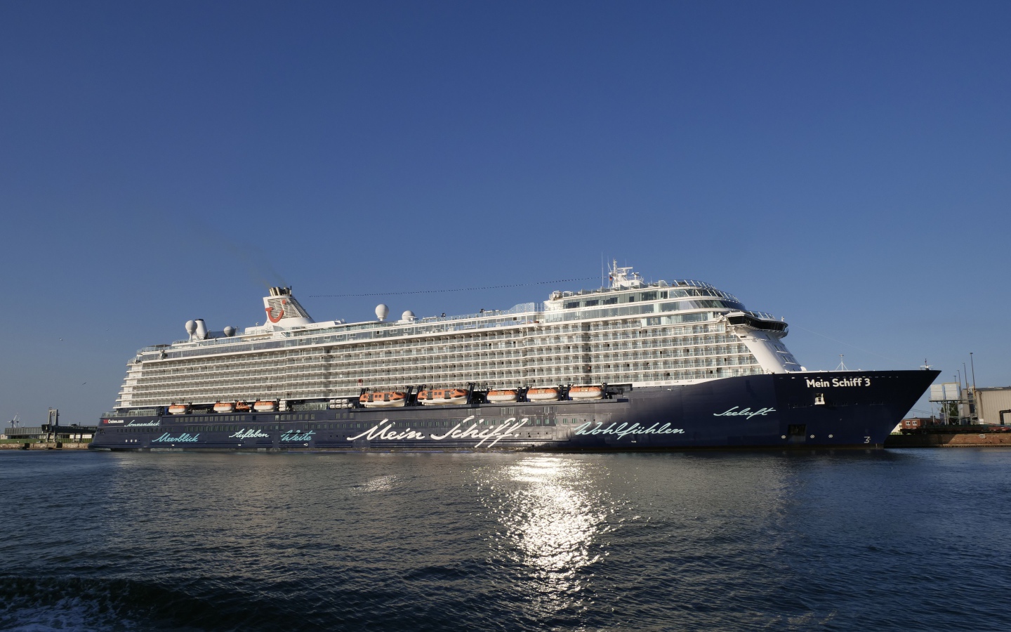 Большое круизное судно Mein Schiff  в море 