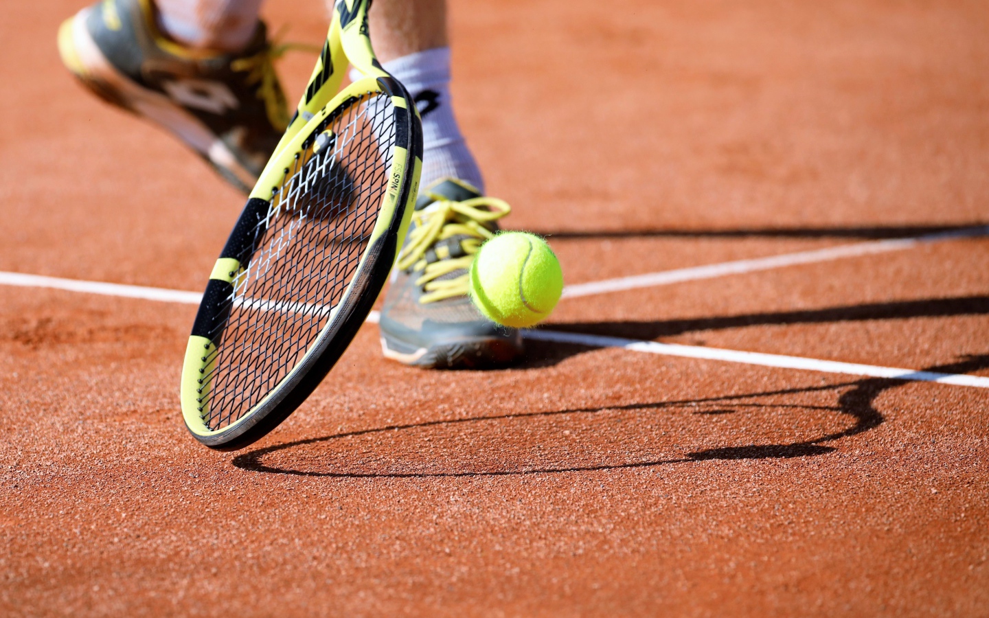 Мужчина играет на корте в теннис 