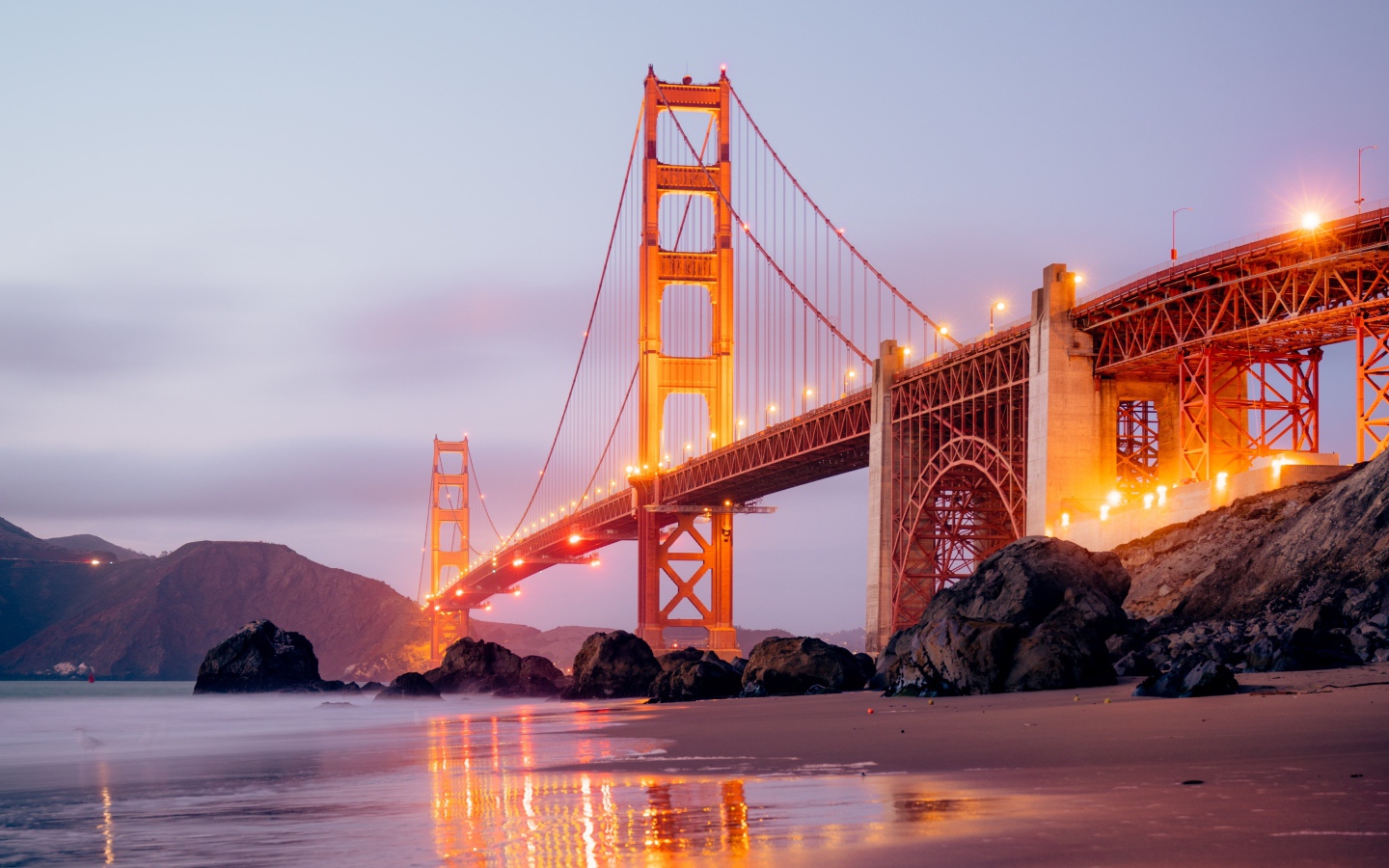 Мост Золотые Ворота в свете фонарей вечером