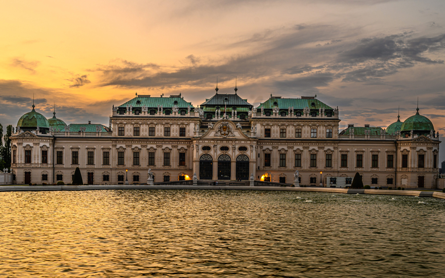 Старое здание у воды на закате, Австрия 