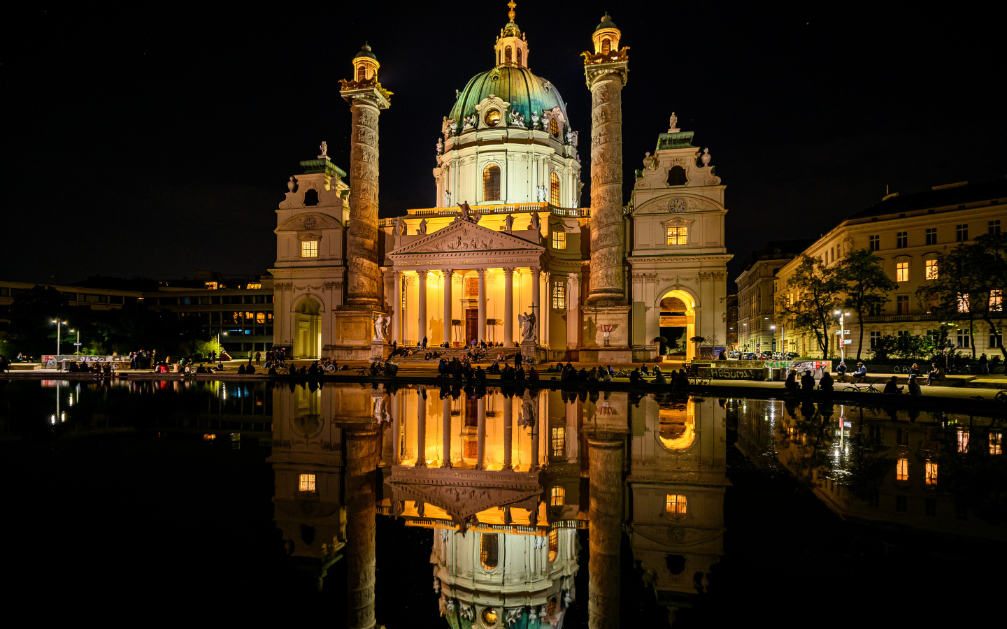 Старая церковь Карлскирхе ночью отражается в воде, Вена. Австрия