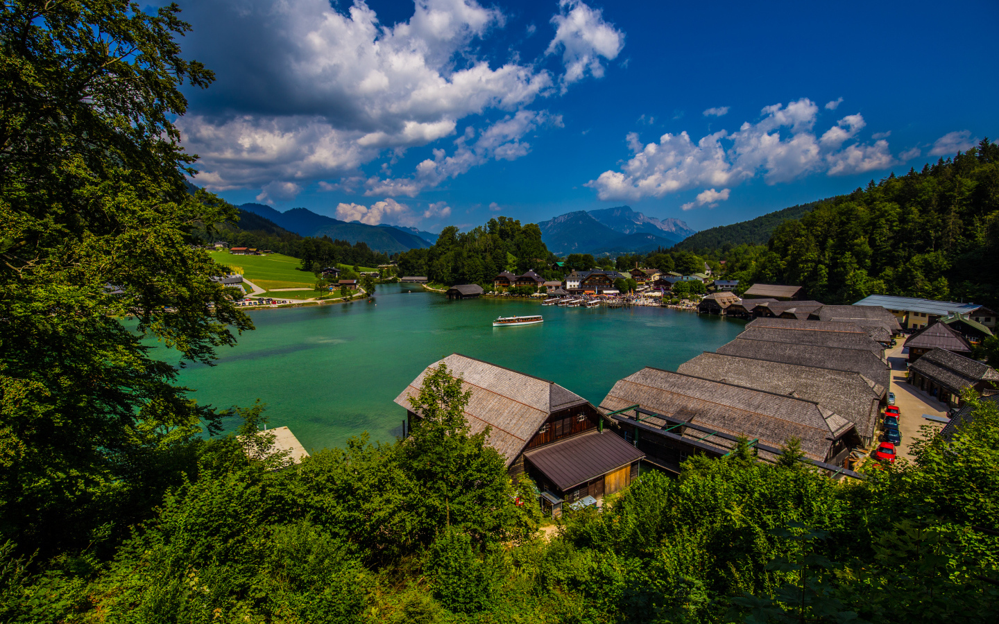 Дома на берегу озера под голубым небом, Германия
