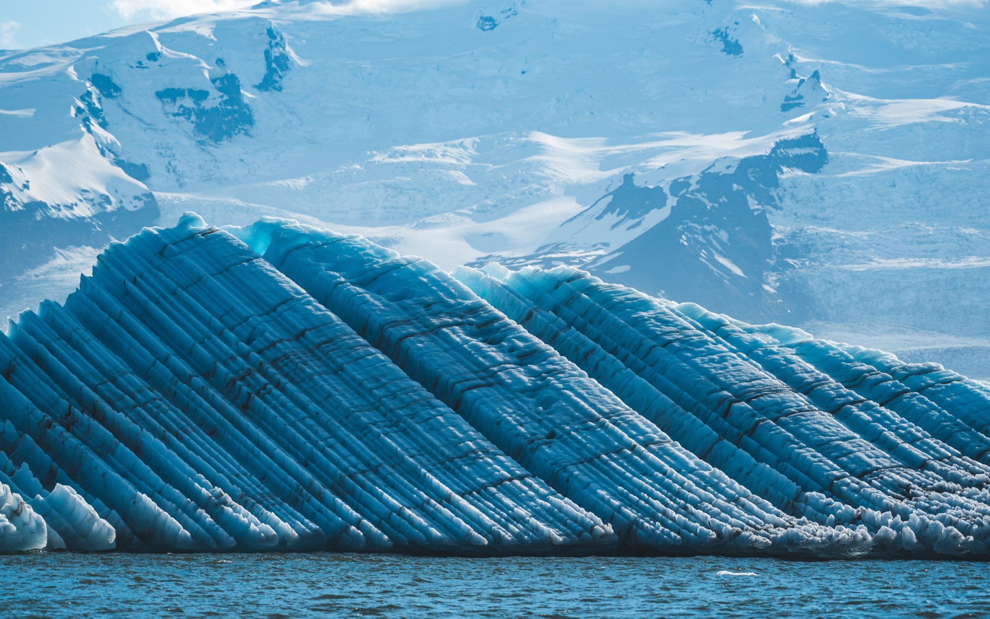 Большой голубой ледник и заснеженные горы Исландии