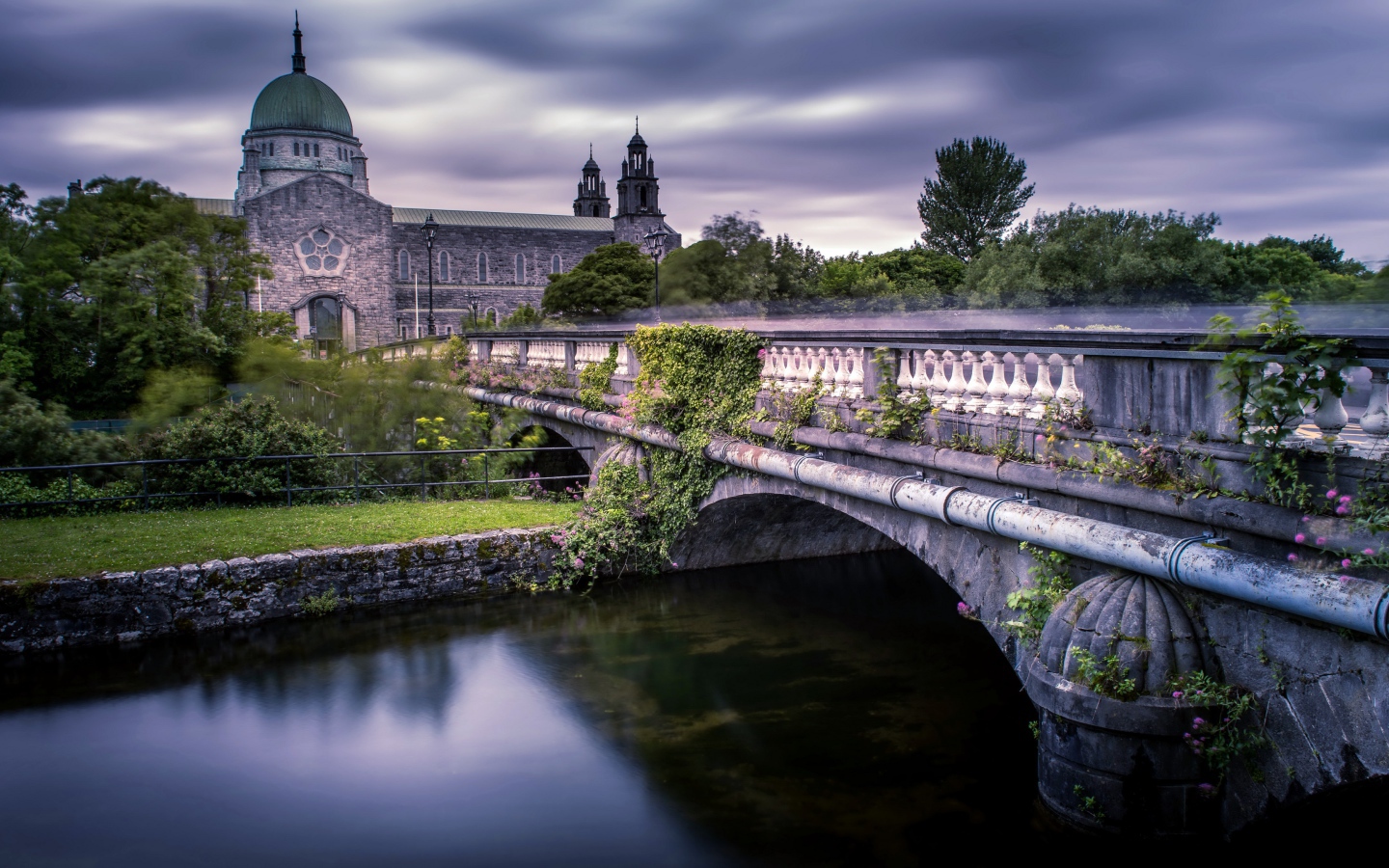 Старинный мост через реку ведет к собору, Ирландия