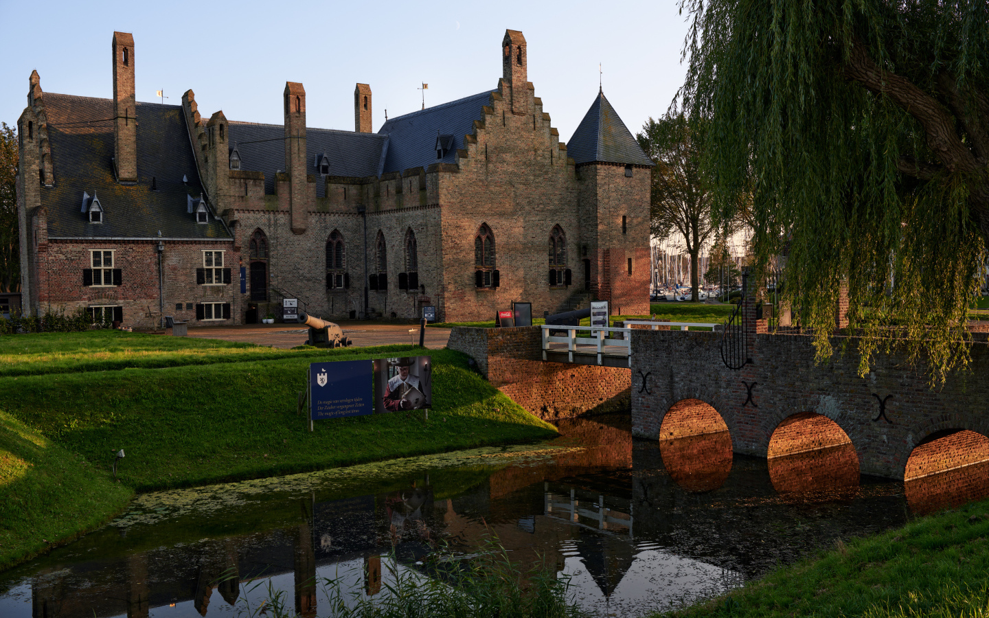 Старый замок Radboud  у реки, Нидерланды 