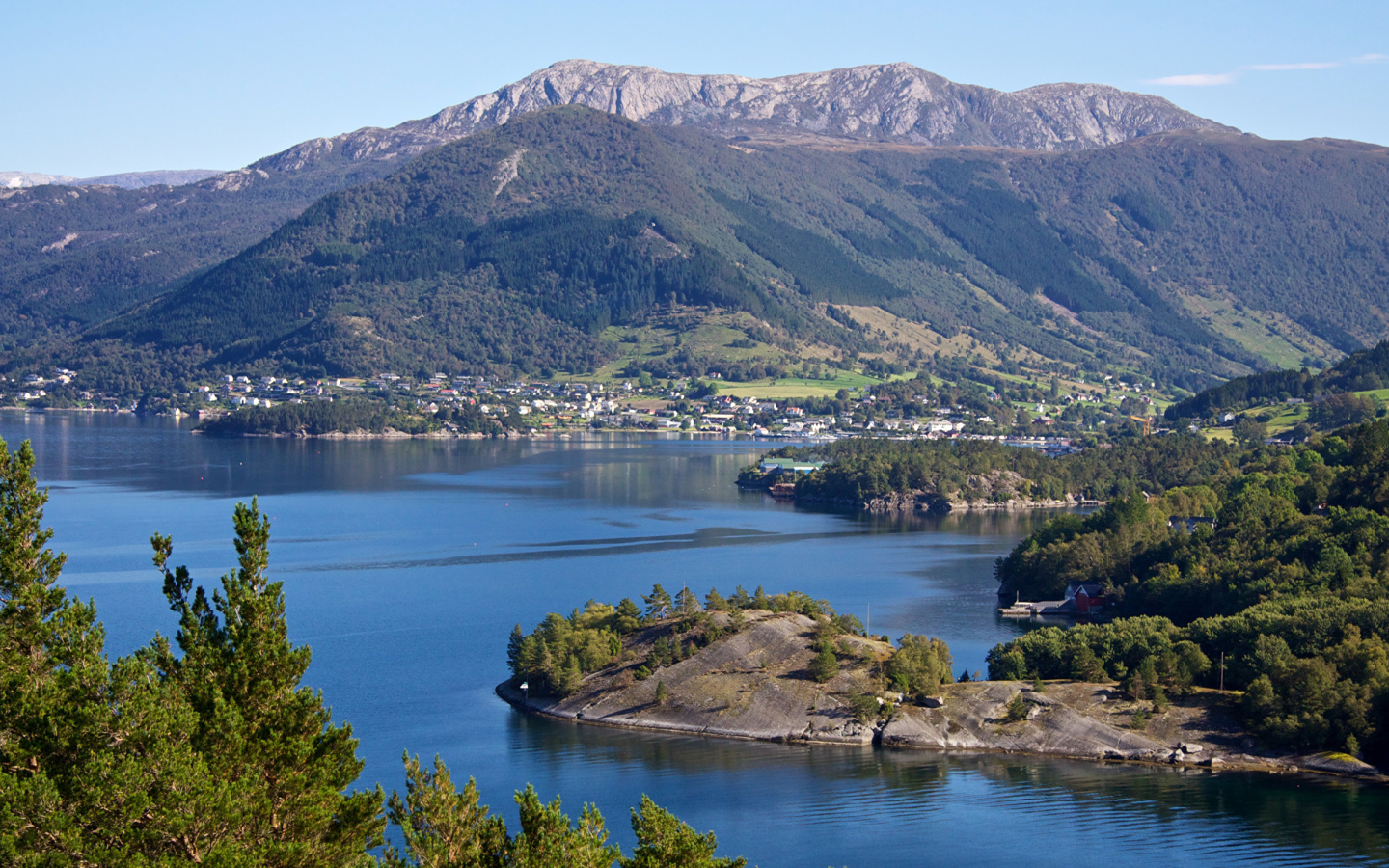 Вид на величественные горы и фьорд, Норвегия