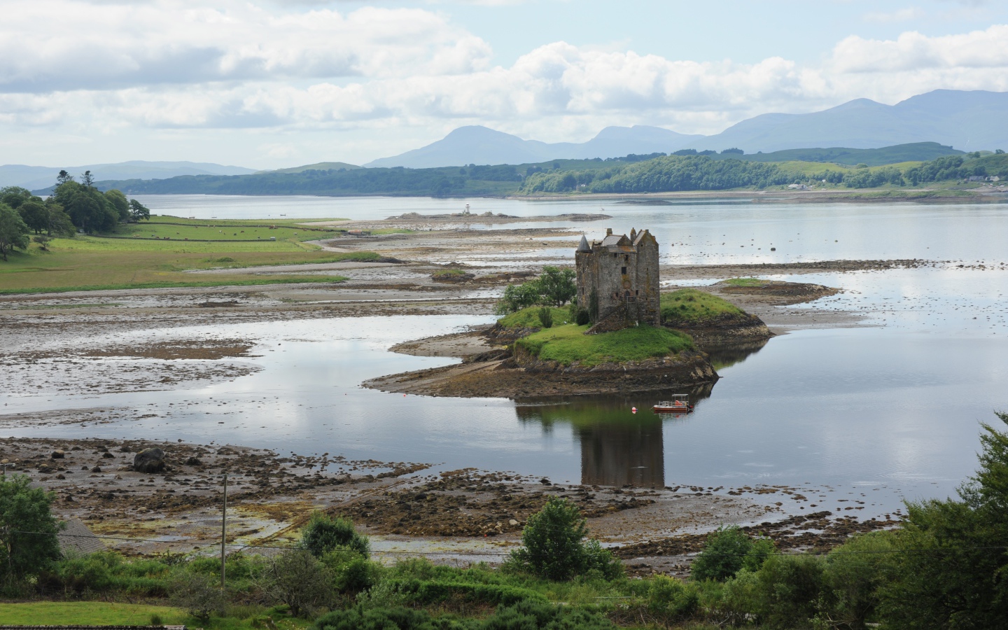 Заброшенная церковь на острове, Шотландия 