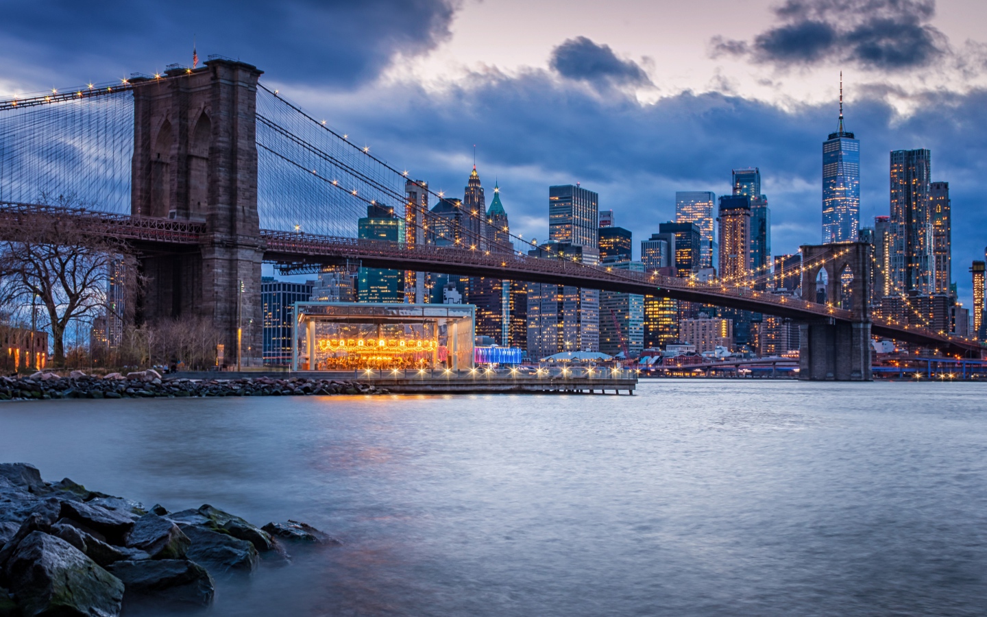 Бруклинский мост через реку на фоне ночного мегаполиса, США