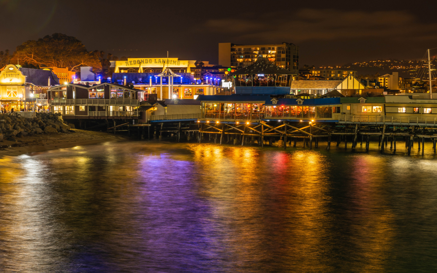 Магазины на побережье у моря, Калифорния. США