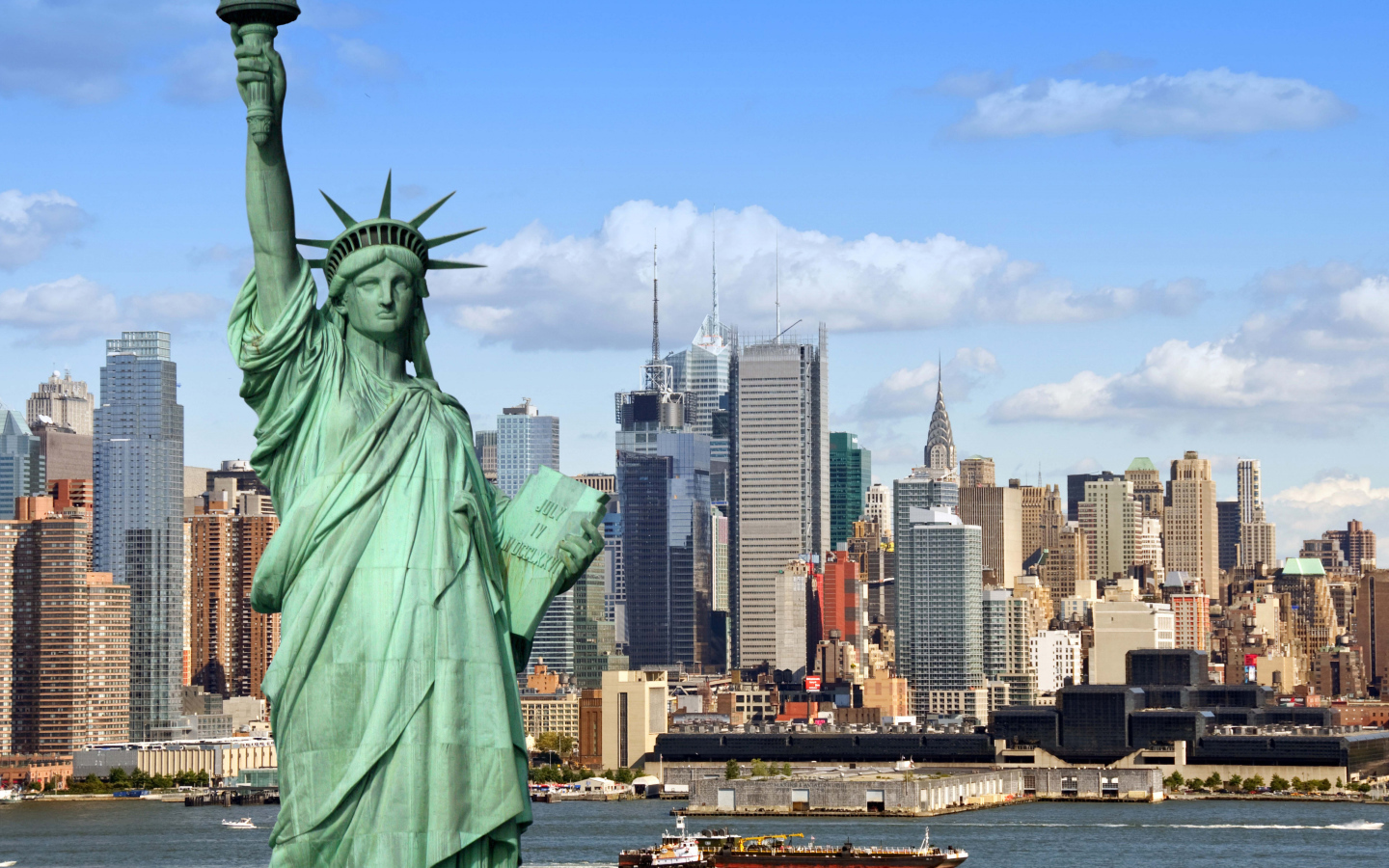 Статуя свободы на фоне небоскребов, США