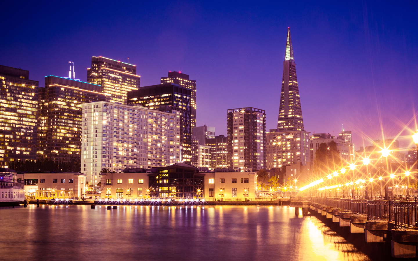 Вид на ночные небоскребы Сан Франциско, США