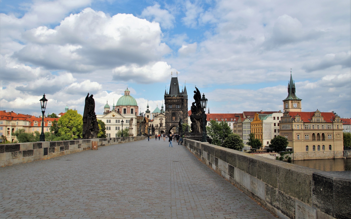 Старинный Карлов мост через реку, Прага. Чехия