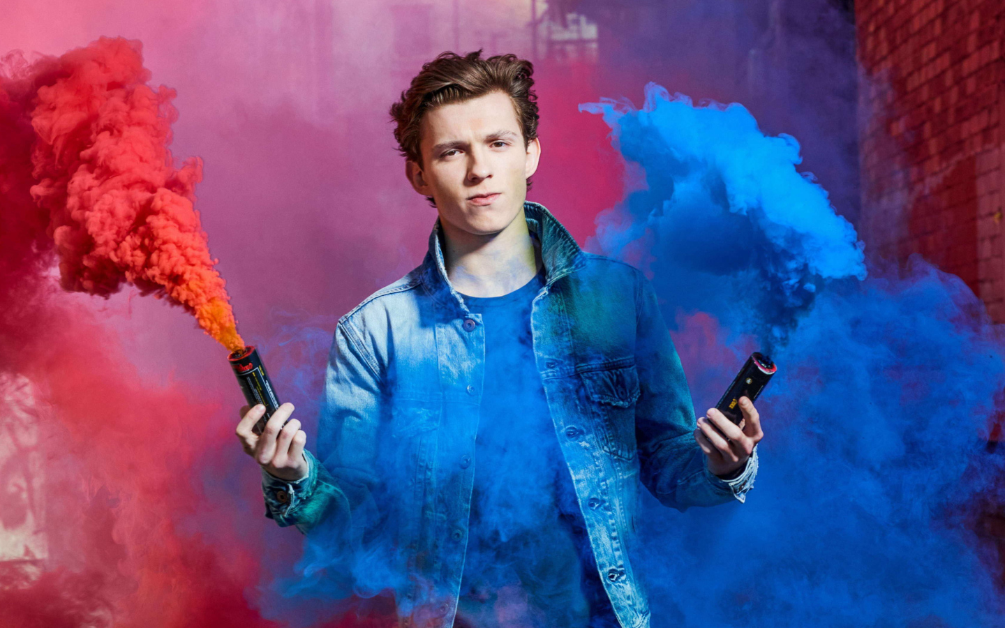 Актер Том Холланд с дымовыми шашками в руках