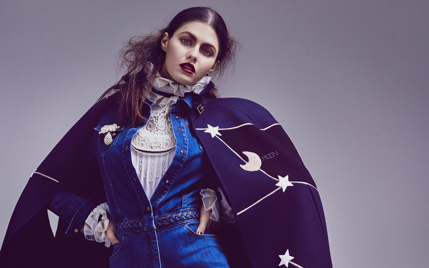 Актриса Александра Даддарио в накидке на сером фоне