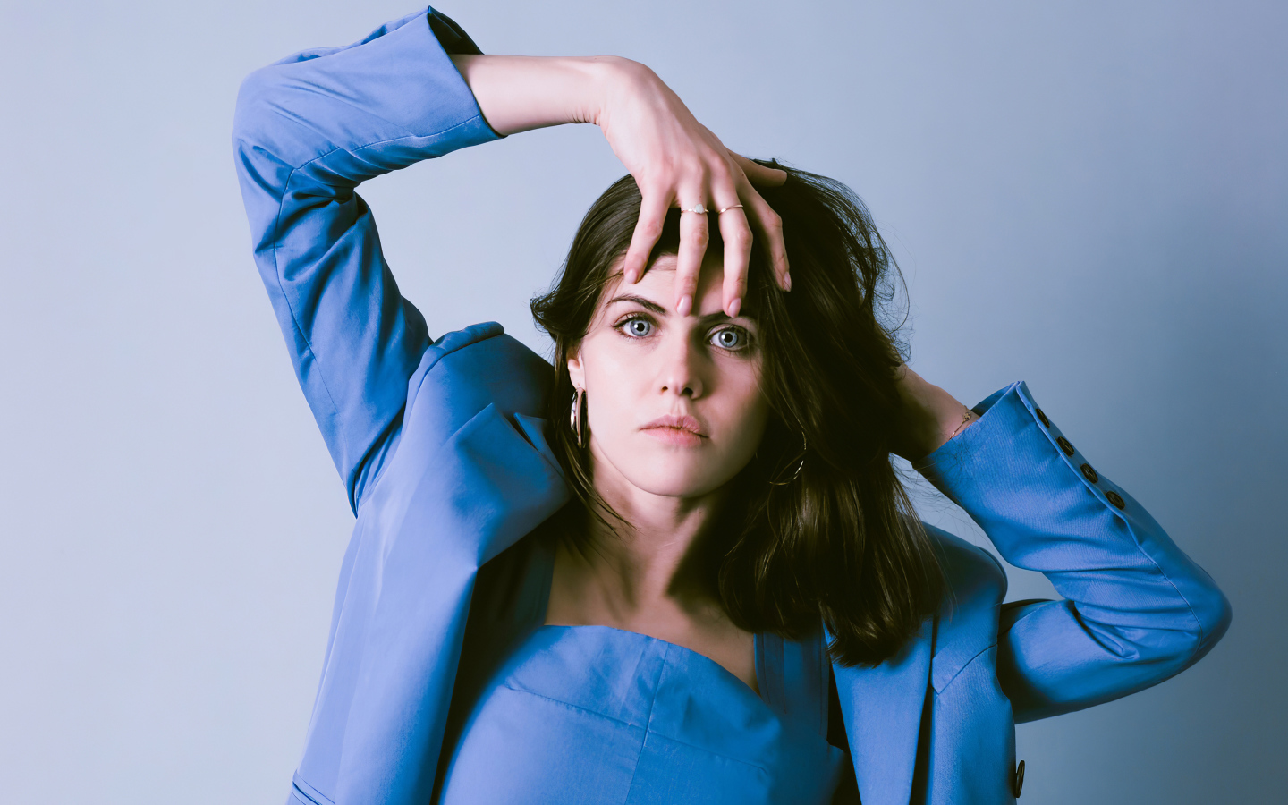 Актриса Александра Даддарио в пиджаке на сером фоне