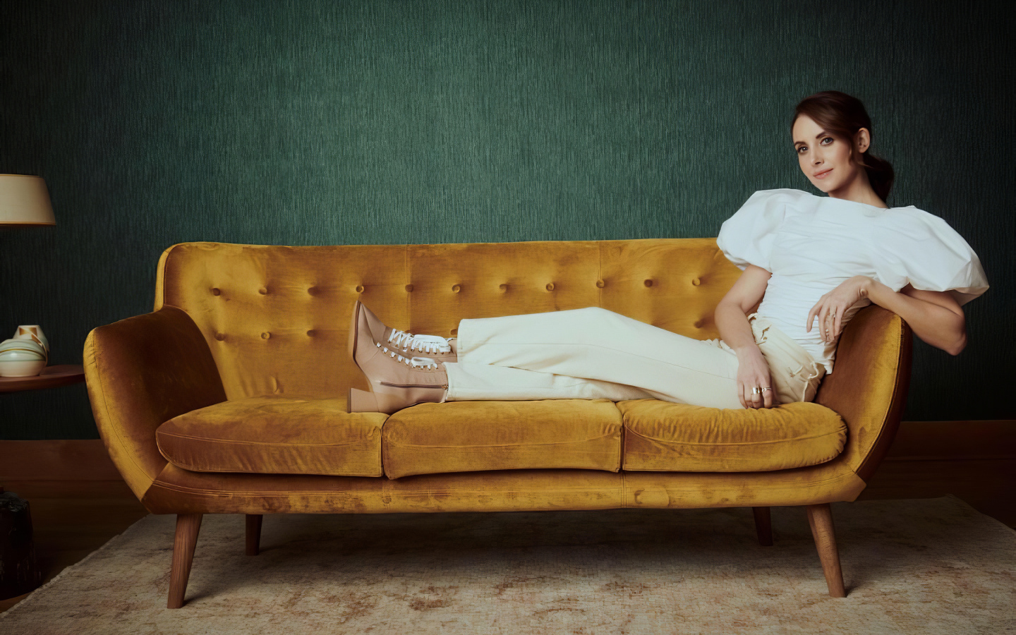 Актриса Элисон Бри лежит на диване