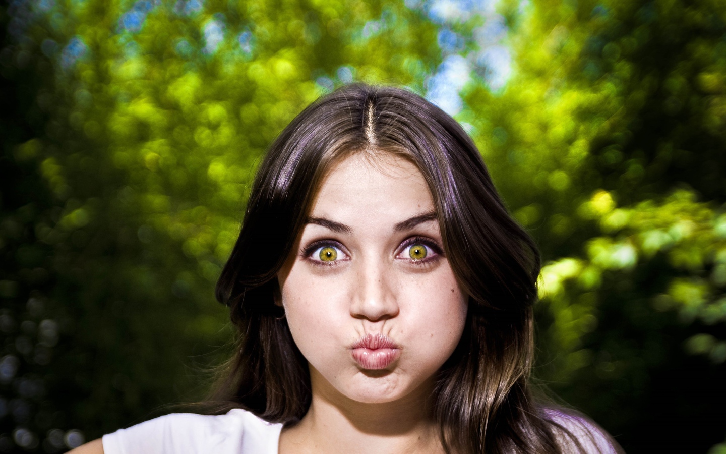 Актриса Ана де Армас надула щеки 