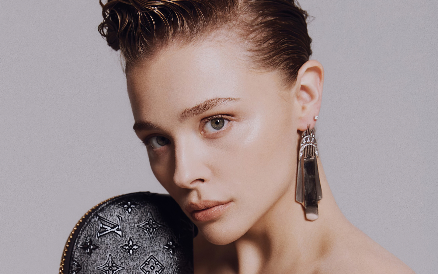 Актриса Хлоя Грейс Морец лицо крупным планом на сером фоне