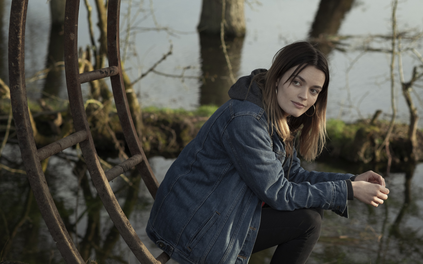 Актриса Эмма Маккей в джинсовой куртке 