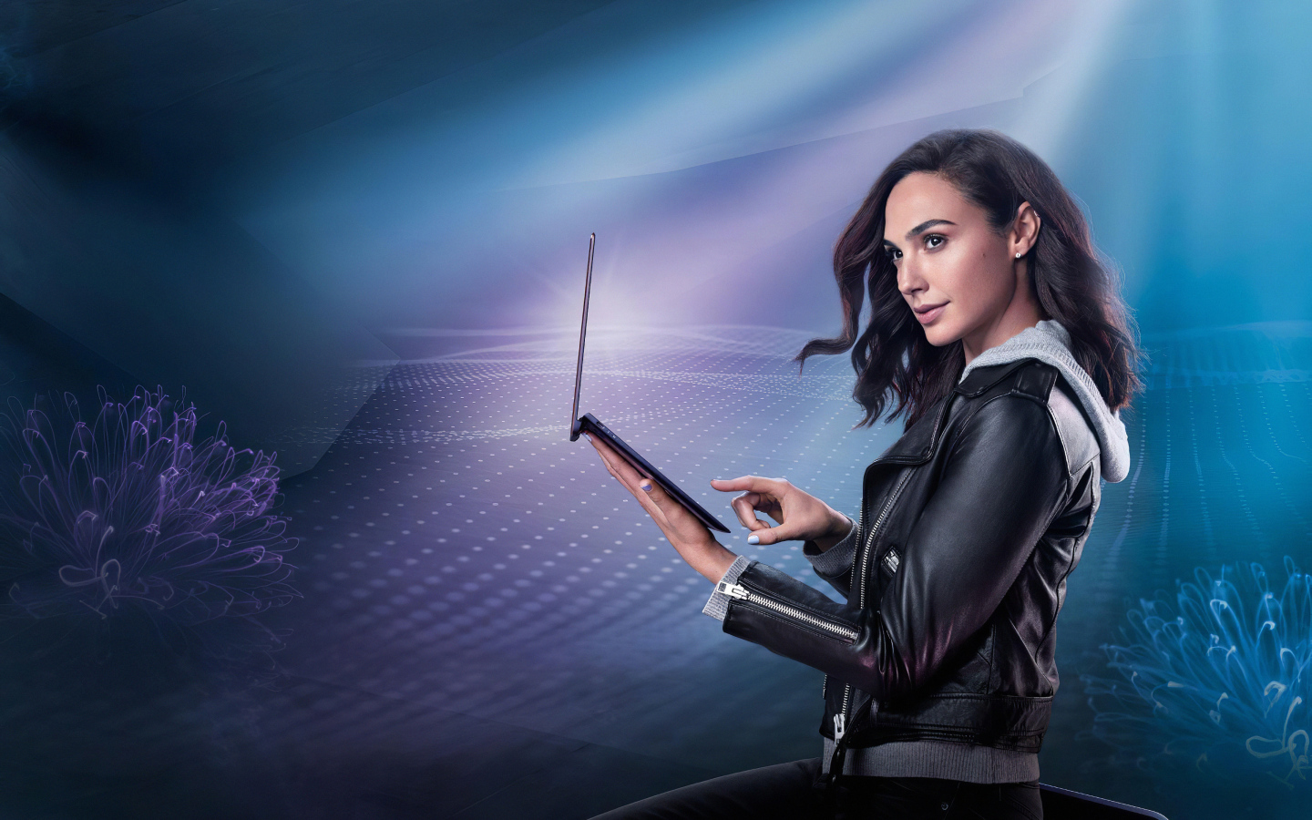 Актриса Галь Гадот с ноутбуком в руках