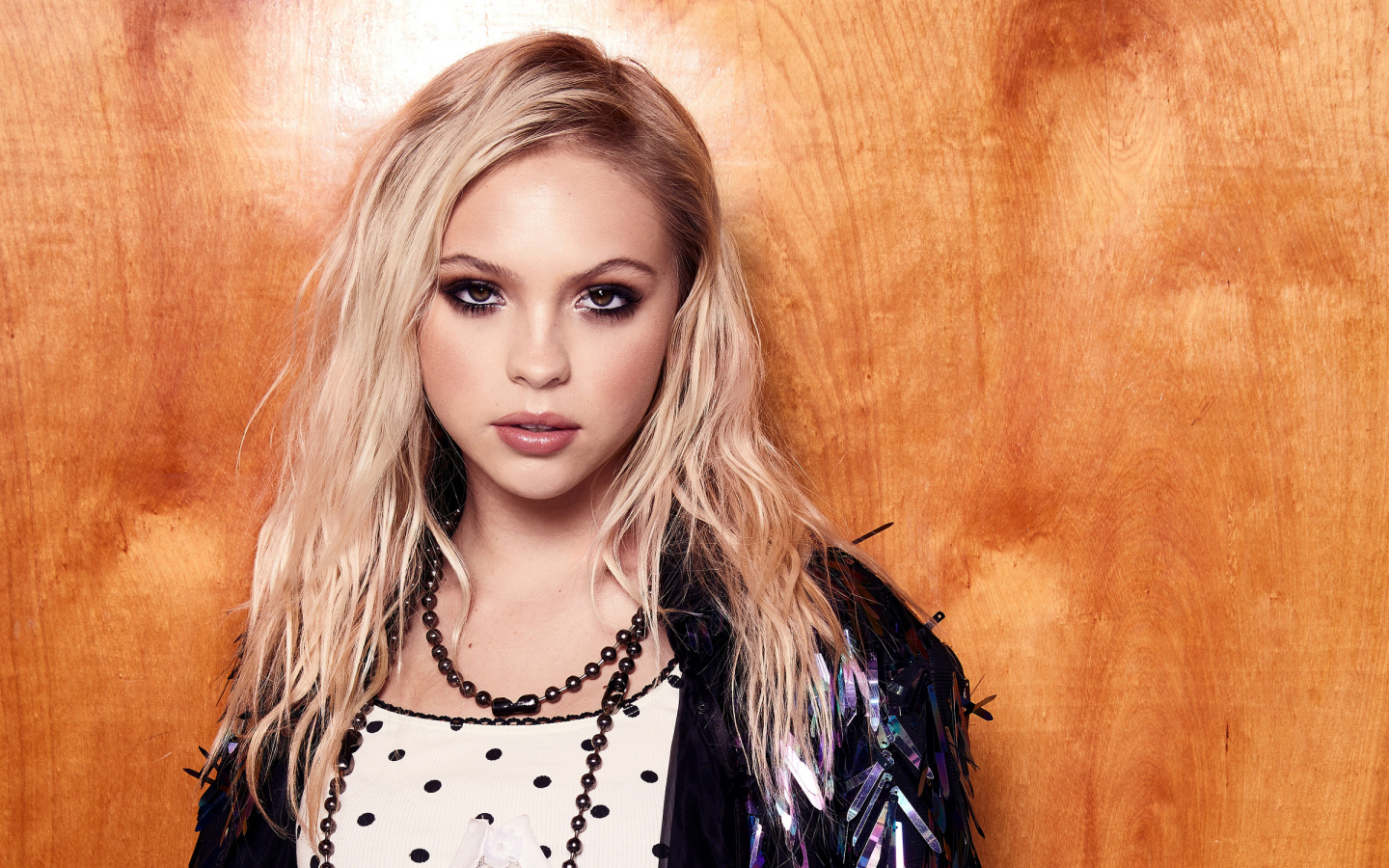 Актриса Джордин Джонс на фоне деревянной стены