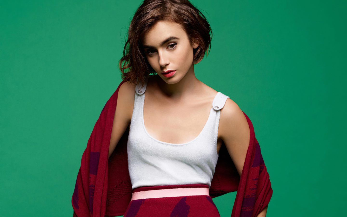 Актриса Лили Коллинз на зеленом фоне