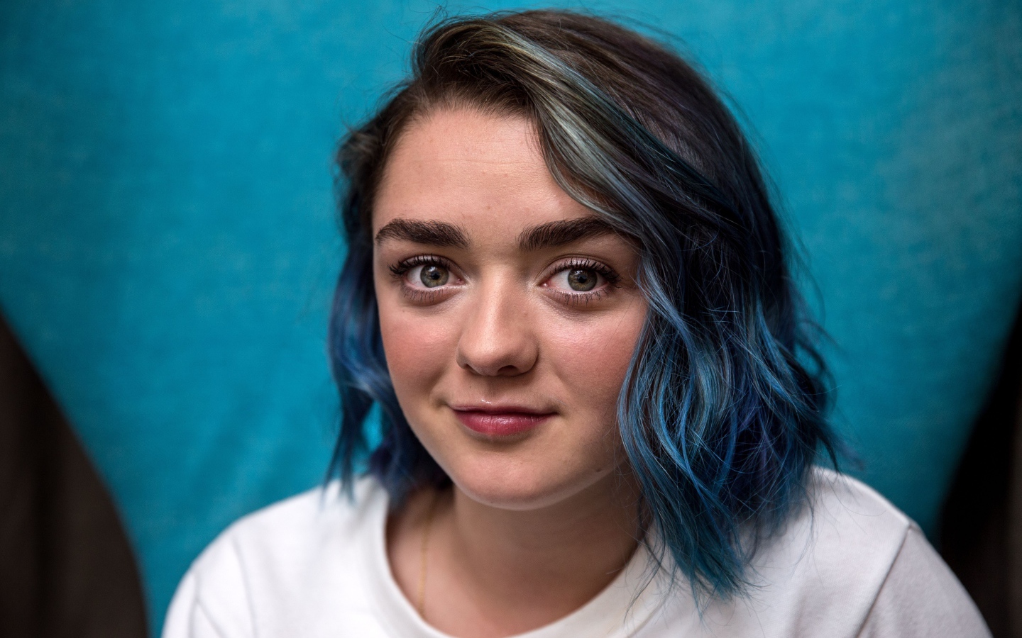 Актриса Мэйси Уильямс с голубыми волосами