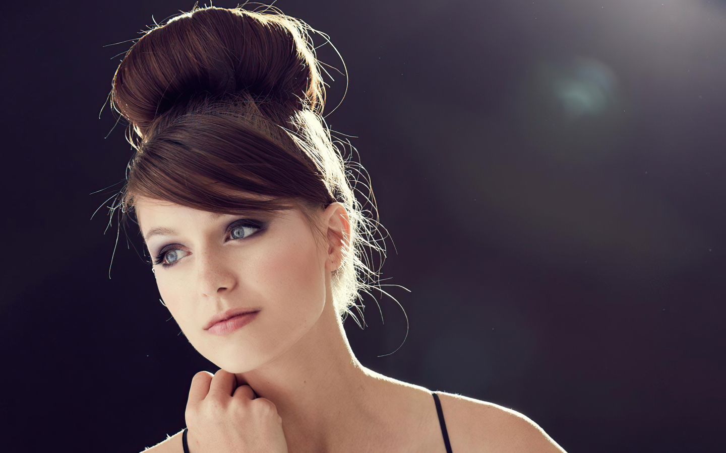 Актриса Мелисса Бенойст с прической на голове крупным планом