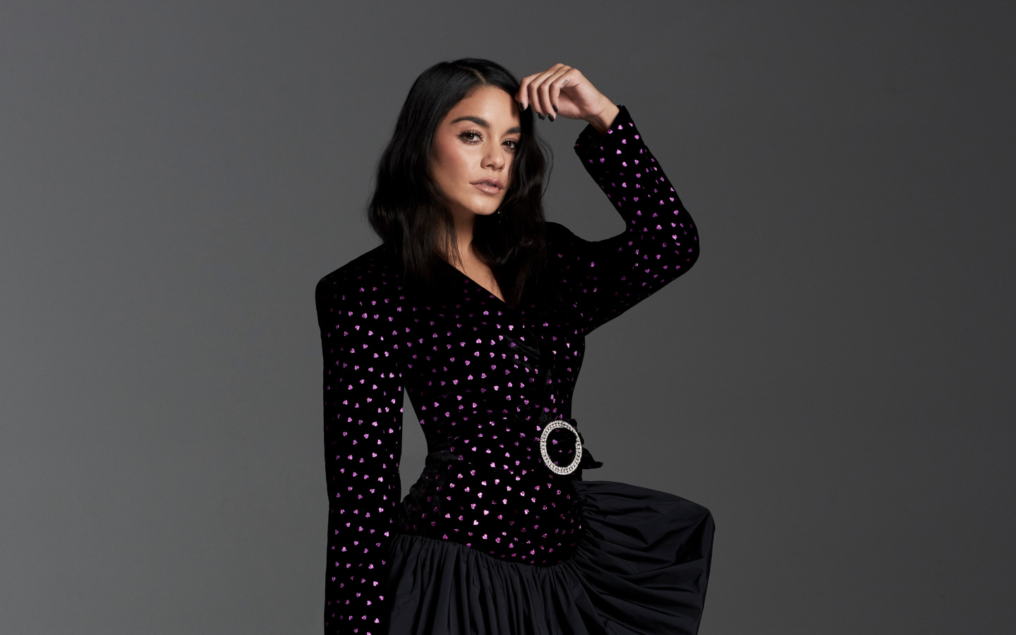 Актриса Ванесса Хадженс в костюме на сером фоне